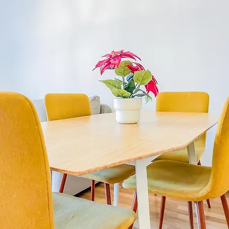 Lumineux A 2 Mins A Pied De La Gare *