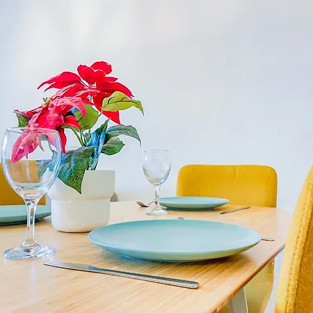 Lumineux A 2 Mins A Pied De La Gare *